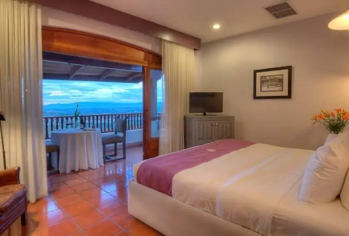 alta-deluxe-king-room-min