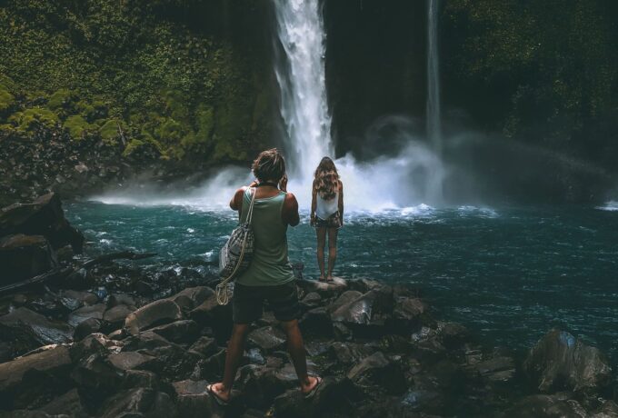 Paare Reisen in La Fortuna Wasserfall - Costa Rica