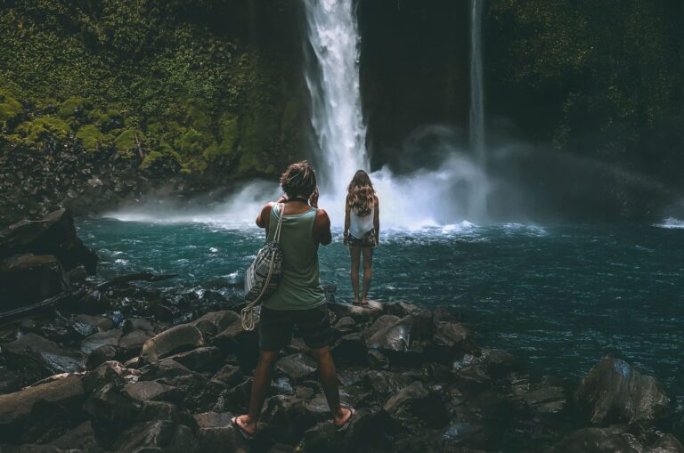 Paare Reisen in La Fortuna Wasserfall - Costa Rica